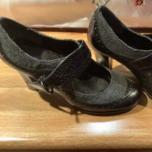 Aerosoles black patent leather and gray flannel heels